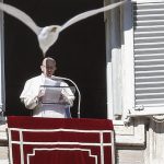 Papa: no Batismo estão as raízes de nossa vida em Deus