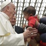 Papa: para um cristão rezar é dizer “Abbà” com a confiança de uma criança