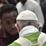 Papa celebrará missa com grupos que acolhem os migrantes