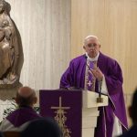 Papa na Santa Marta: rezar com coragem, com disposição