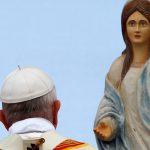 Papa na missa em Skopje: prisioneiros da virtualidade, perdemos o gosto da realidade