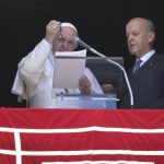 Papa abençoa terços que serão distribuídos a famílias na Síria