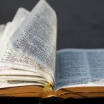 Bíblia: um livro de anúncios e denúncias