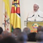 Às autoridades moçambicanas, Francisco pede a “coragem da paz”