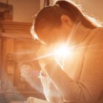 Por que rezar pelos outros também traz benefícios para a nossa alma?