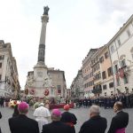Francisco na Praça de Espanha confia a Maria os oprimidos pela desconfiança