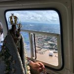 Imagem de Nossa Senhora de Nazaré sobrevoa Belém para abençoar contra o coronavírus
