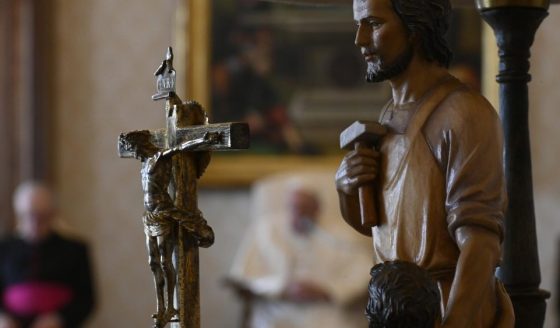 Papa: invocar sempre São José, principalmente nos momentos difíceis