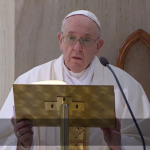 O Papa reza pelas mães grávidas e alerta para o risco da fé “virtual”