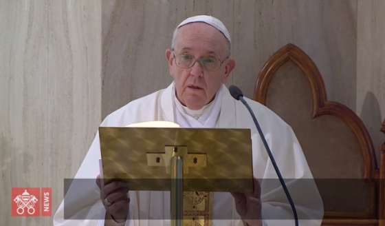 O Papa reza pelas mães grávidas e alerta para o risco da fé "virtual"