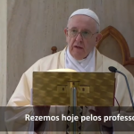 O Papa reza pelos professores e alunos neste tempo de pandemia