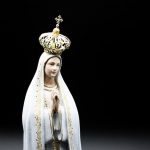 Com o coração em Fátima, Papa recorda que sob a proteção da Virgem, os sofrimentos e aflições farão menos mal
