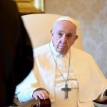 O Papa: a intercessão é própria dos Santos que são “pontes” entre Deus e o seu povo