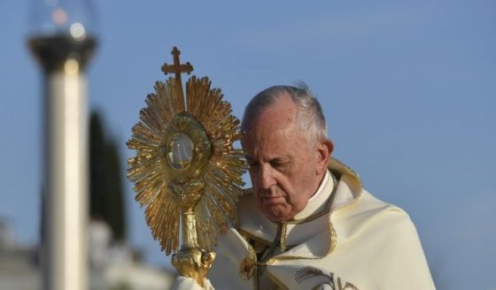 Papa celebra missa de Corpus Christi na Basílica de São Pedro no domingo, dia 14