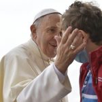 Presente do Papa a leilão beneficente ajuda crianças com câncer a viajar a Lourdes