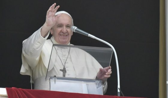Papa Francisco: cada um de nós deve tomar a própria cruz