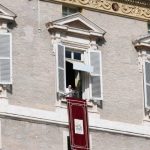 Papa no Angelus: o amor ao próximo é chamado também de caridade fraterna