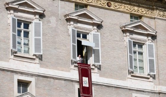 Papa no Angelus: o amor ao próximo é chamado também de caridade fraterna