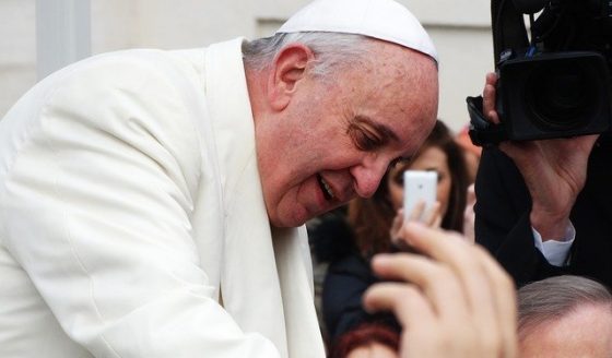 O Papa na Audiência Geral: Jesus não é um Deus distante, reza sempre conosco