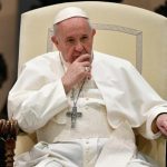 Papa doa cruz peitoral a Museu Internacional do Crucifixo na Itália
