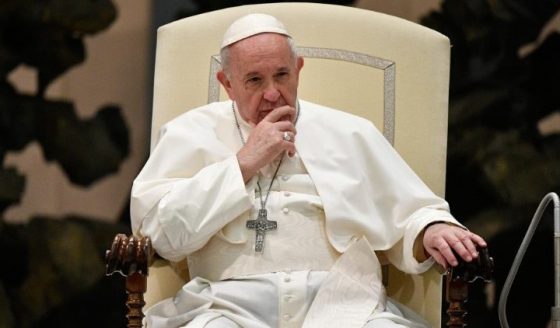 Papa doa cruz peitoral a Museu Internacional do Crucifixo na Itália