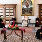 O Papa: a oração é o nosso coração, quem não ama, faz de conta de rezar
